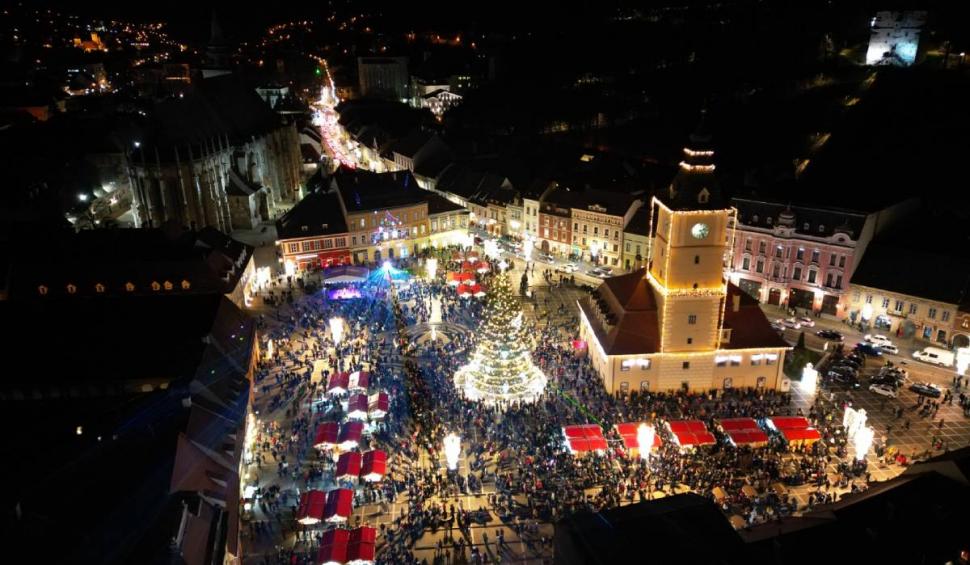 Târgul de Crăciun din Brașov - Piața Sfatului și Casa Sfatului iluminate festiv la poalele Tâmpei, cu bradul falnic împodobit de sărbătoare