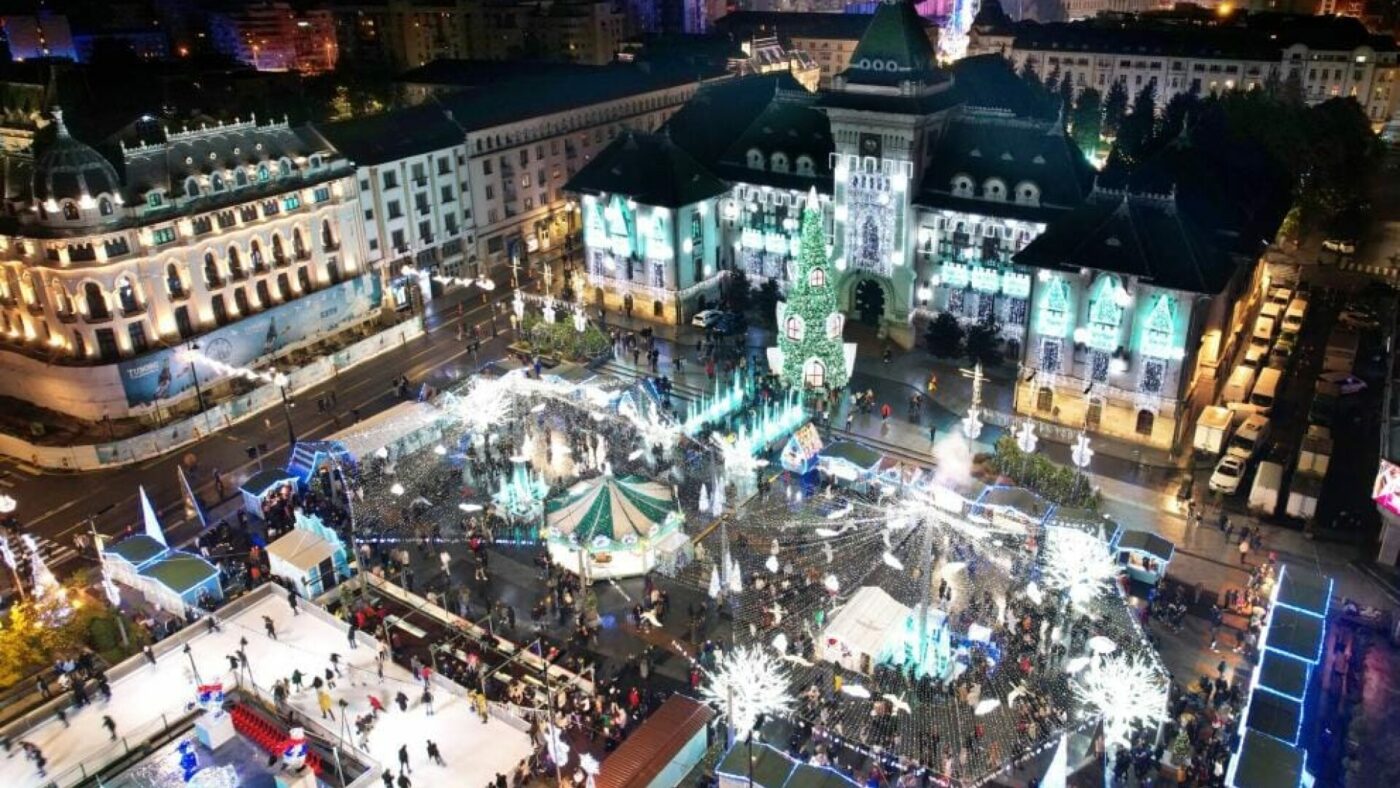 Târgul de Crăciun din Craiova - Vedere panoramică de noapte cu luminițe, bradul festiv și patinoarul din centru