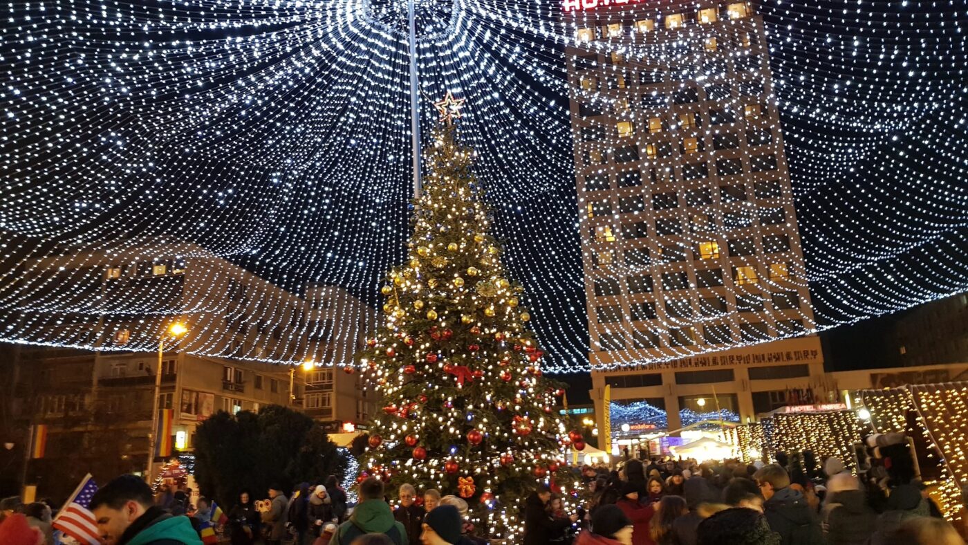 Târgul de Crăciun din Iași - Bradul festiv strălucitor înconjurat de o cupolă spectaculoasă de lumini în fața Palatului Culturii
