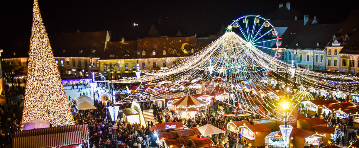 Târgul de Crăciun din Sibiu - Cupola grandioasă de lumini din Piața Mare, roata panoramică și fațadele baroce ale clădirilor istorice
