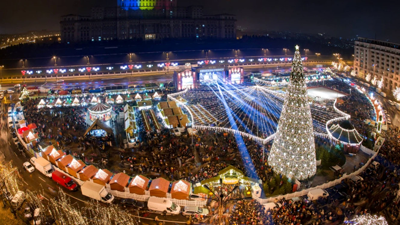 Târgul de Crăciun din București - Piața Constituției luminată festiv cu bradul monumental de 30 de metri și căsuțele artizanale